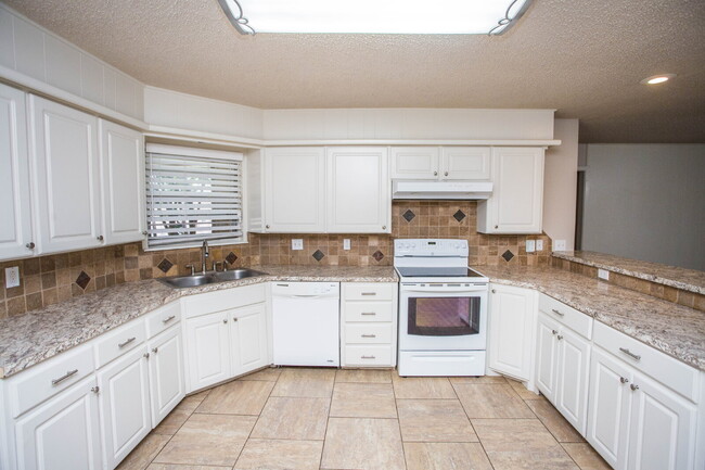 Building Photo - Beautiful 3/2 with a Bonus Room!