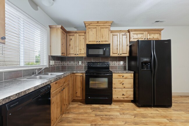 Building Photo - DARLING - 2 Bed 1.5 Bath Townhome in the M...