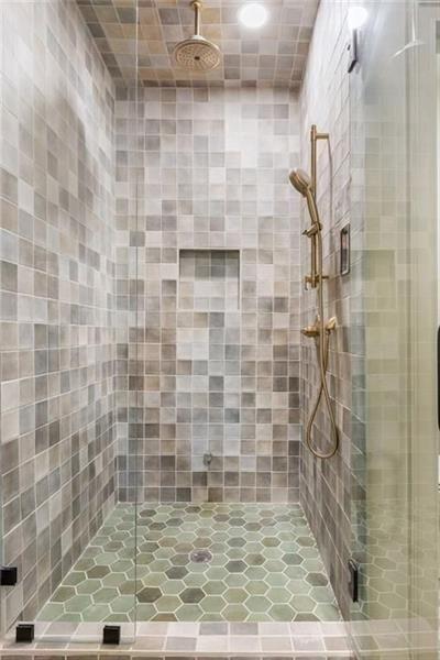 Building Photo - 722 Lakeview Ave NE