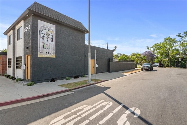 Building Photo - Venice Blvd