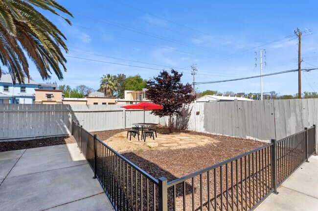 Building Photo - PRE LEASE TODAY!! Remodeled 2 bed, 2 bath unit in Midtown