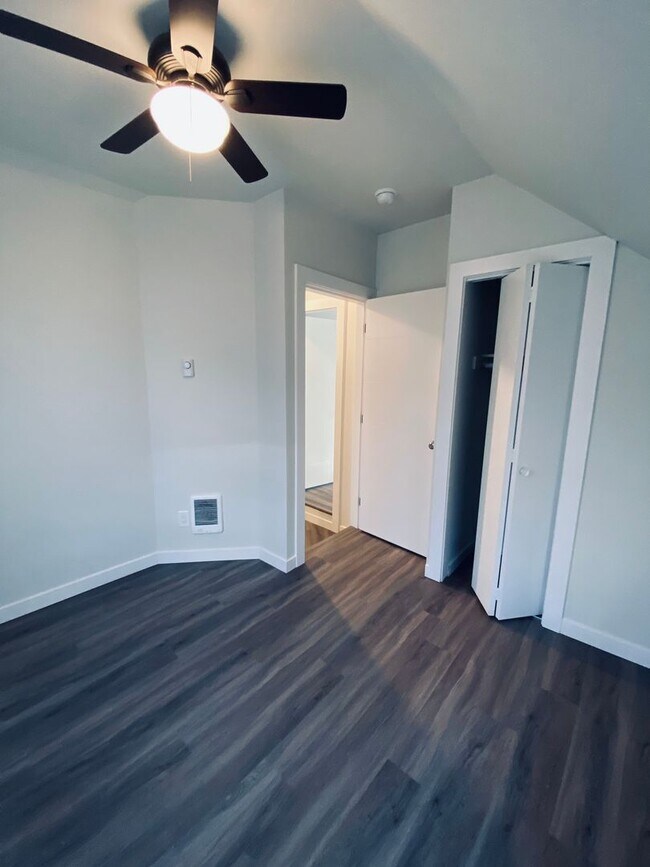 Building Photo - Newly Renovated Everett Apartment