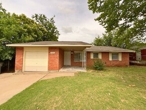 Building Photo - 2709 NW Hilltop Dr