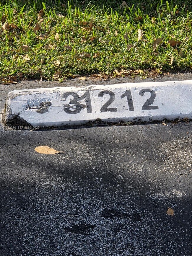 Building Photo - 9433 Fontainebleau Blvd