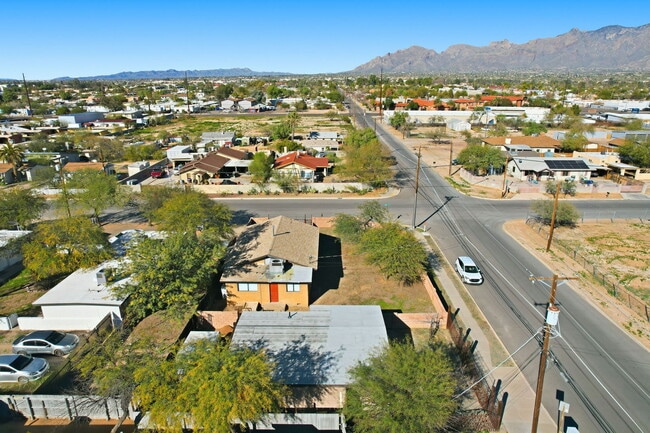 Building Photo - 468 E Delano St
