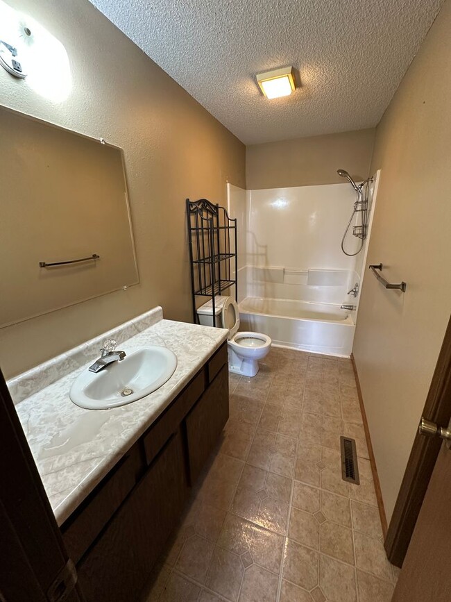 Building Photo - 1107 St Louis Ave