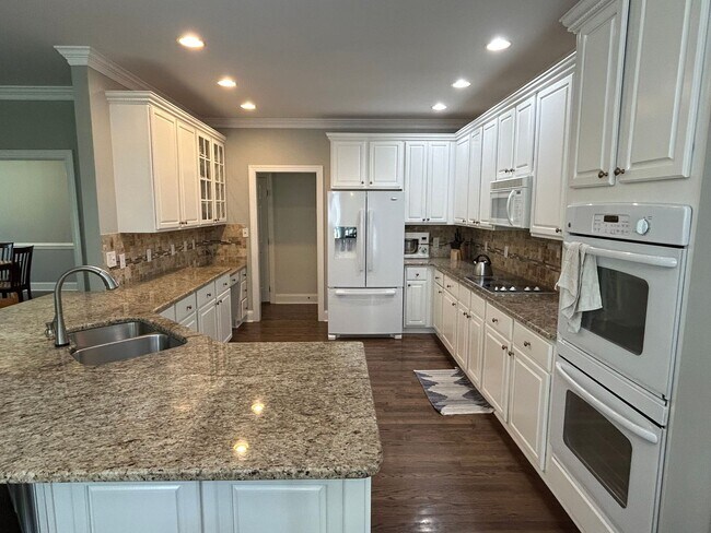 Building Photo - 4 Bed | 2.5 Bath House in Morrisville with...