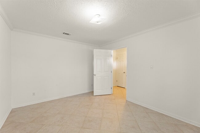 Building Photo - 15751 Fern Basin Dr