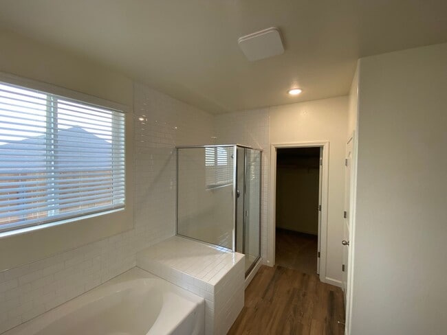 Building Photo - Gorgeous NEWER home between Tulare and Vis...