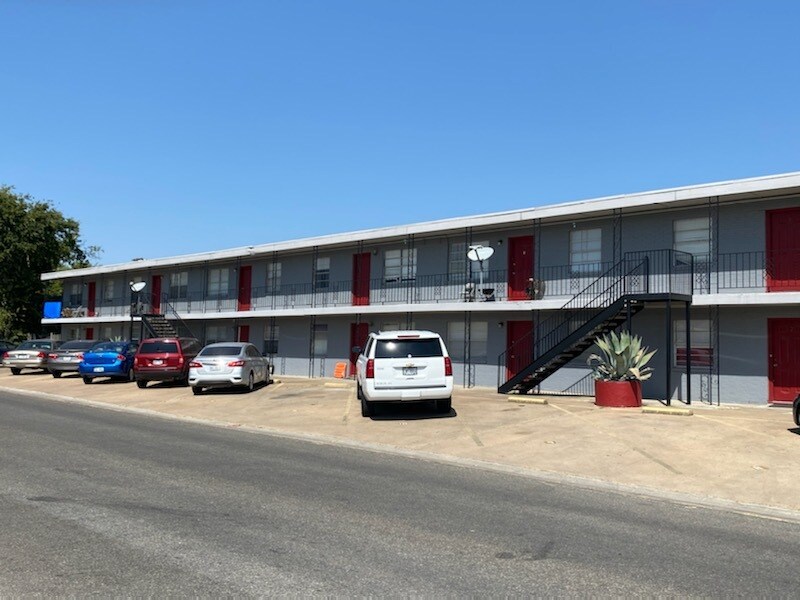 Building Photo - 304 E Carpenter Ave