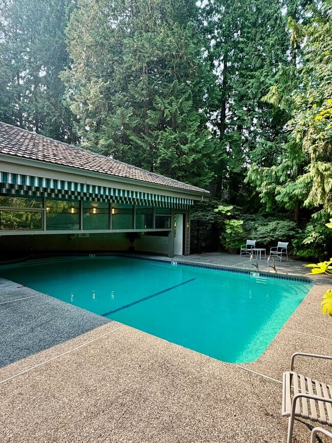 Building Photo - 1276 Bellevue Way NE