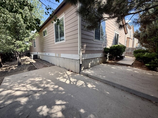 Building Photo - 7070 Mountain Creek Grove