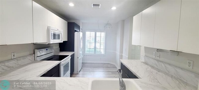 Building Photo - 7303 NW 61st Terrace