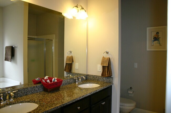 Building Photo - Great South Crestview Location!