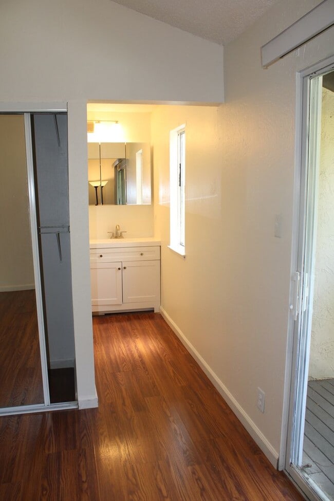 Building Photo - Bright 2 Bedroom, 2 Bathroom Condo, W/ Gar...