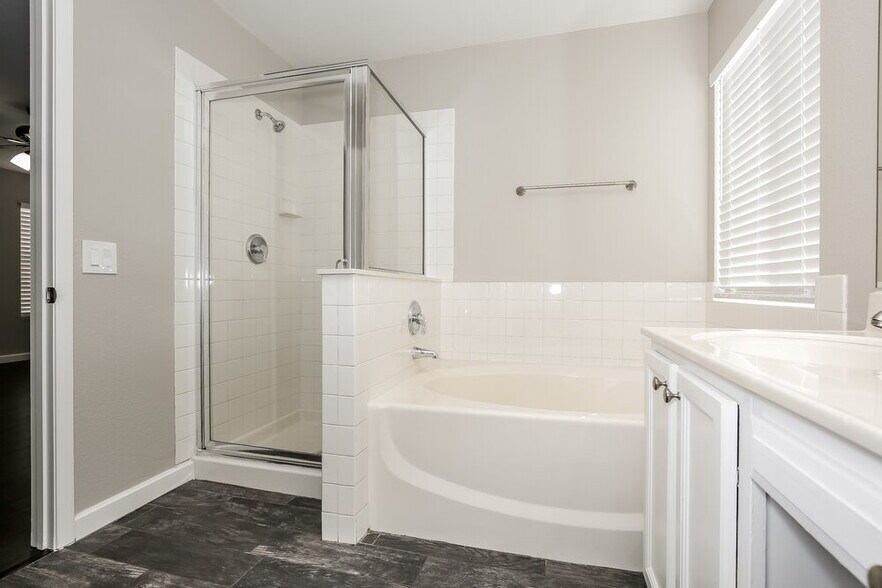 Building Photo - 5005 Glittering Star Ct