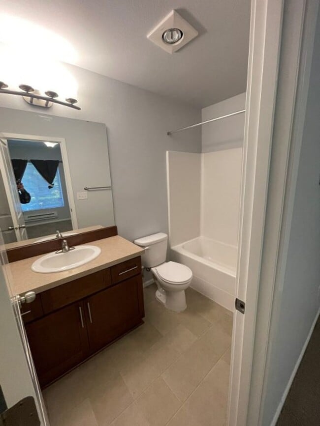 Building Photo - 3bd/3.5ba Bothell Townhouse