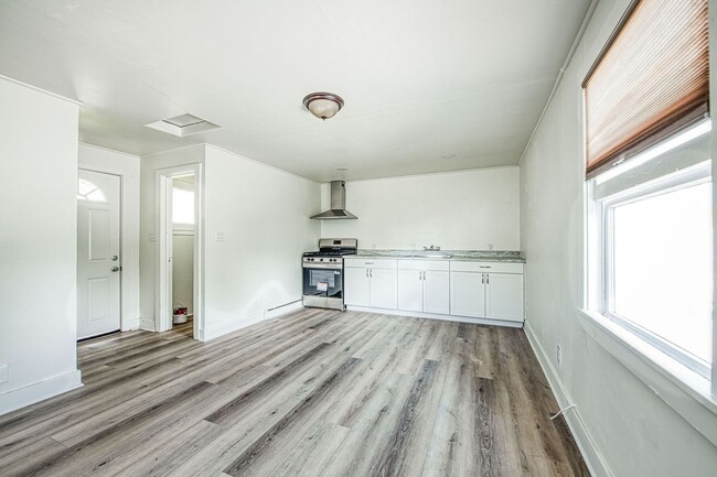 Building Photo - 141 E Hedges Ave