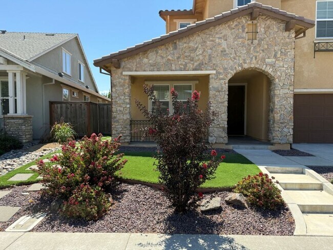 Building Photo - Newer Modern 4 Bedroom 3.5 Bath w/ Bedroom...
