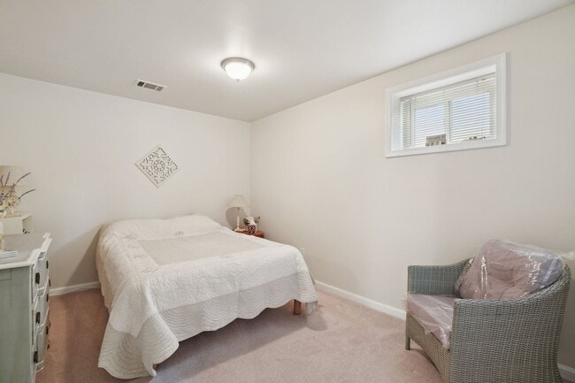 Building Photo - ocated in a sought-after community with to...
