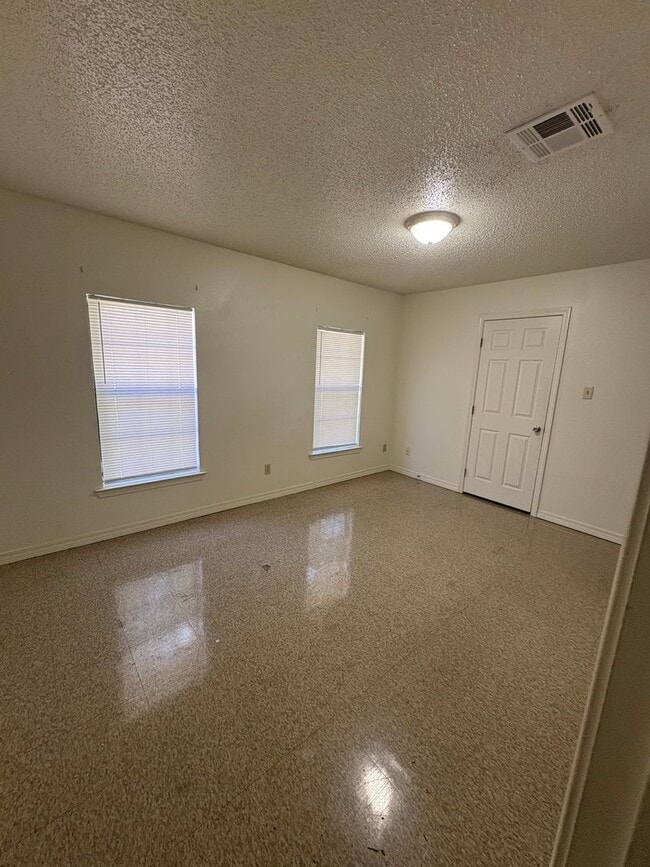 Building Photo - Waveland Duplex