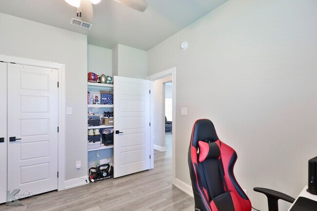 Building Photo - 4 bedroom, EXECUTIVE RENTAL!