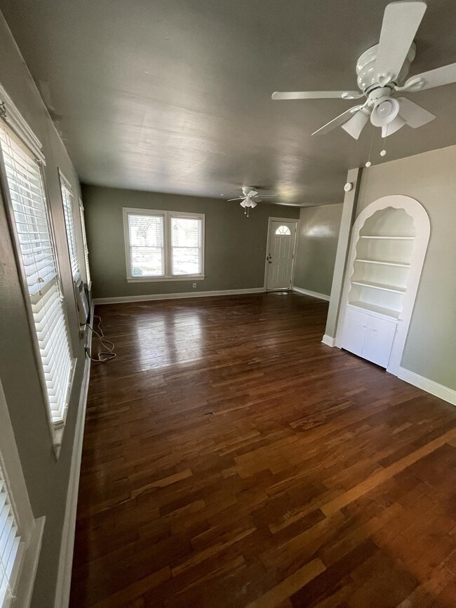 Building Photo - 935 Allen Ave