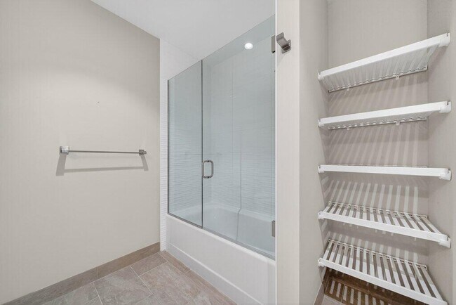 Building Photo - 41 SW Seminole St