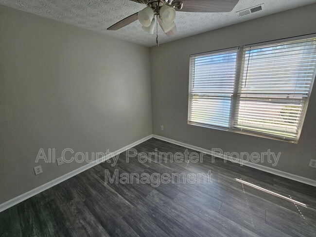 Building Photo - 2102 Fairington Ridge Cir