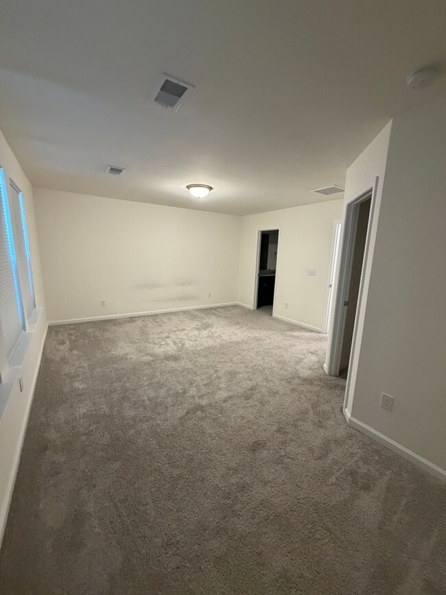 Building Photo - Beautiful 3 Bed / 2.5 Bath Townhome in Foxbank Plantation