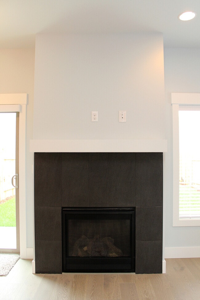 Building Photo - 827 NW Victoria Ave