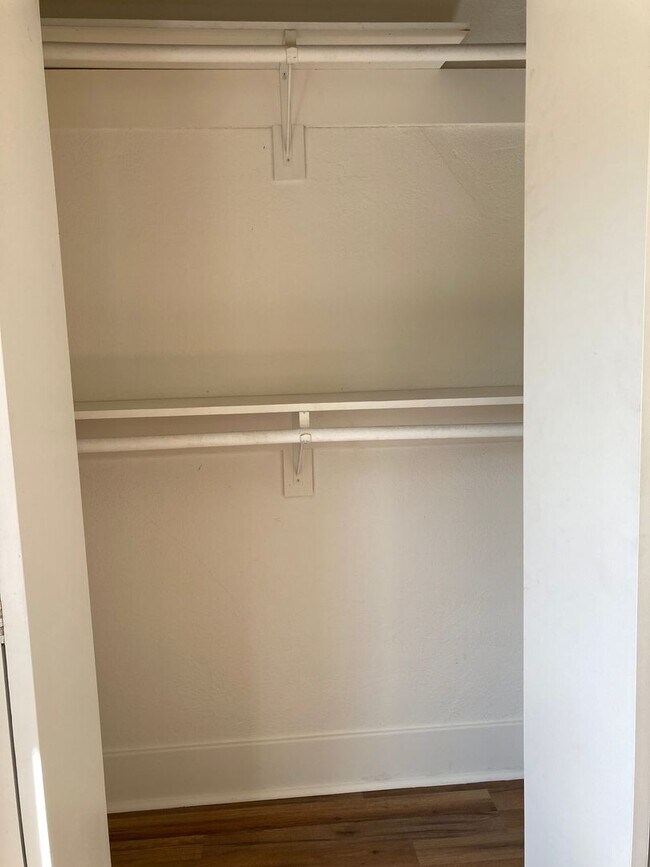 Building Photo - 1015 3/4-929 W Kensington Rd