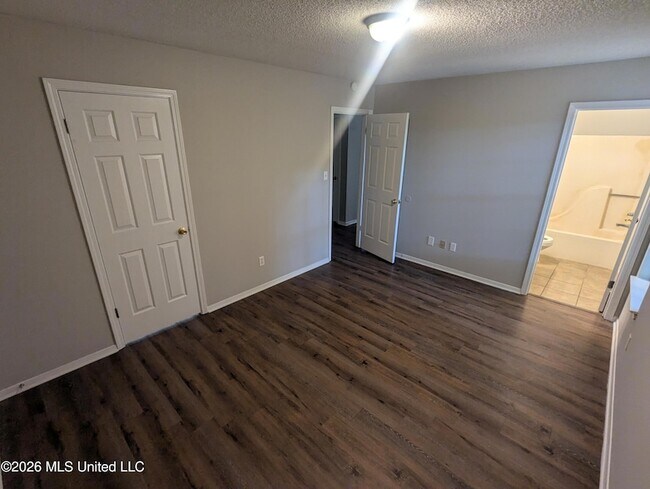 Building Photo - 904 Acorn Cove