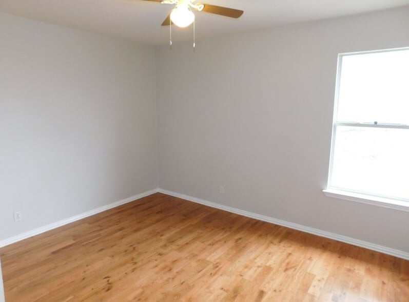 Building Photo - 703 Thrush Dr