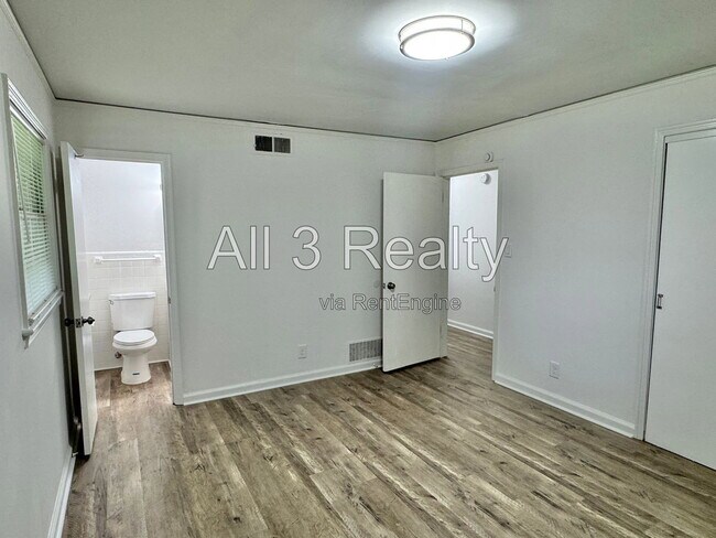 Building Photo - 2557 Woodley Rd