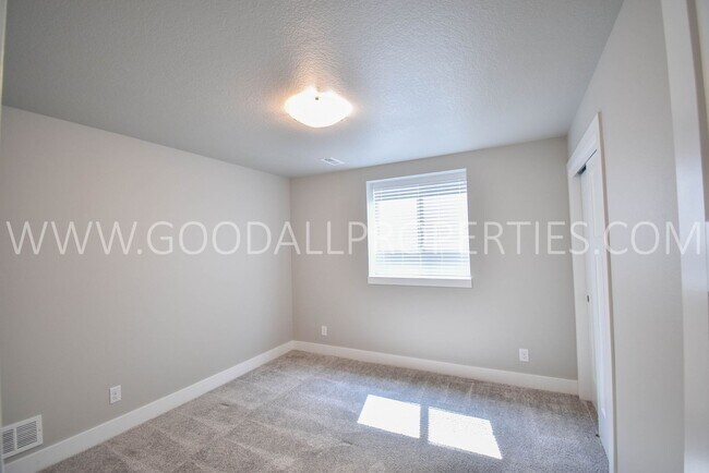 Building Photo - Modern Style Ranch, 3 bedroom 2.5 bath hom...
