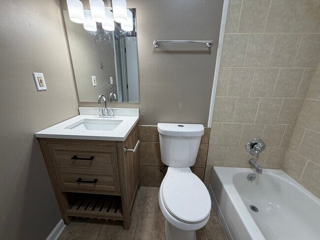 Building Photo - Move in Special - 3bed 2 bath in KCK off Turner and I-635