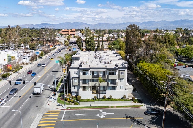 Building Photo - Smartly Designed 2-Bedroom Apartment in Prime Studio City Location
