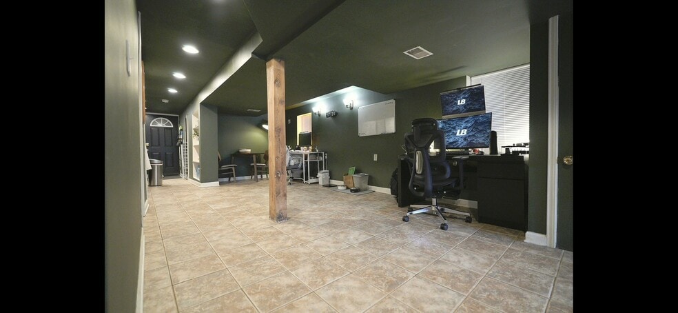 Building Photo - 2333 S Hoyne Ave