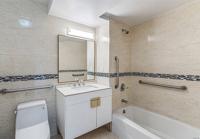 Building Photo - APT 4H