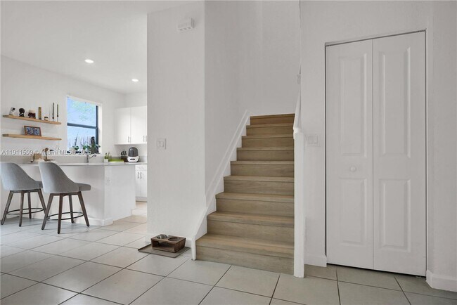 Building Photo - 909 NE 211th St