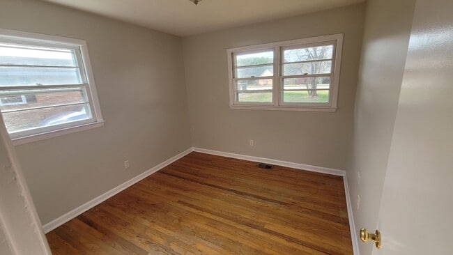 Building Photo - 3 Bedroom Brick Ranch