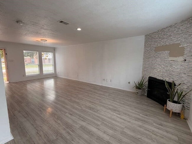 Building Photo - 15911 Youpon Valley Dr