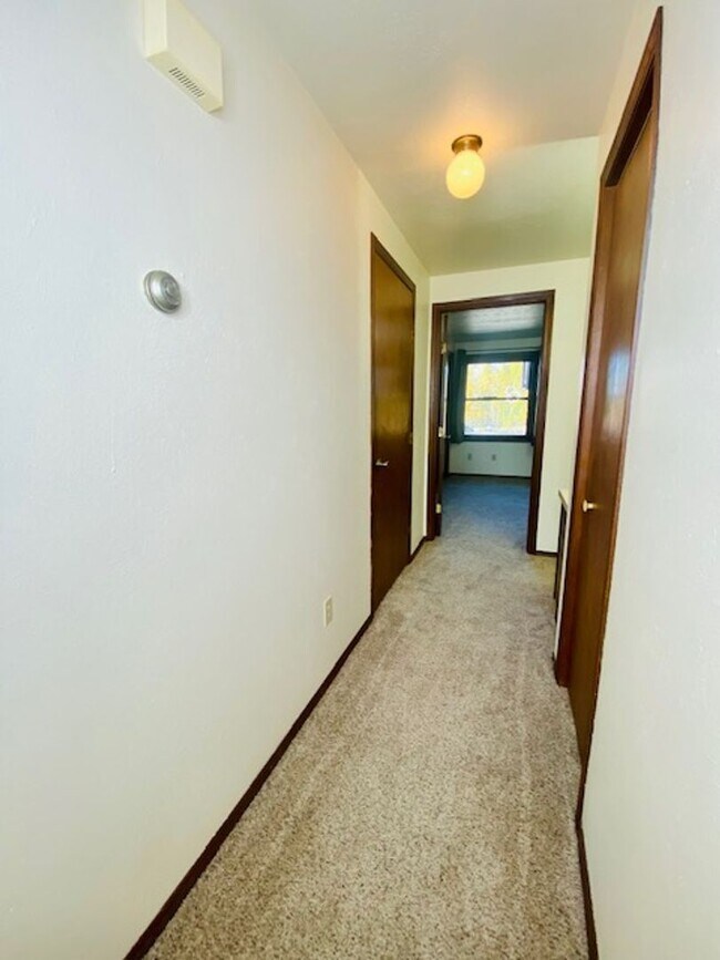 Building Photo - Spacious 1 Bedroom 1 Bath Upper Apartment Available Now!