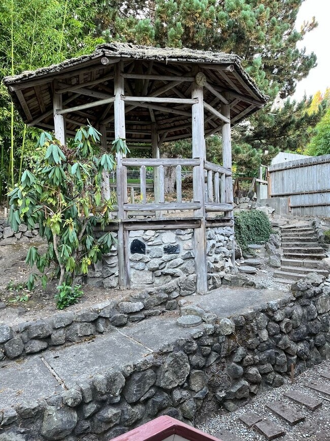 Building Photo - View Home in Poulsbo