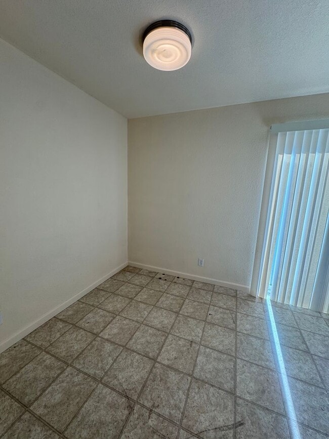 Building Photo - 1057 Lookingglass Rd