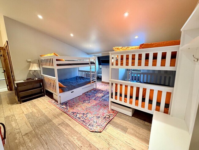 Building Photo - 628 Cranmer Ave
