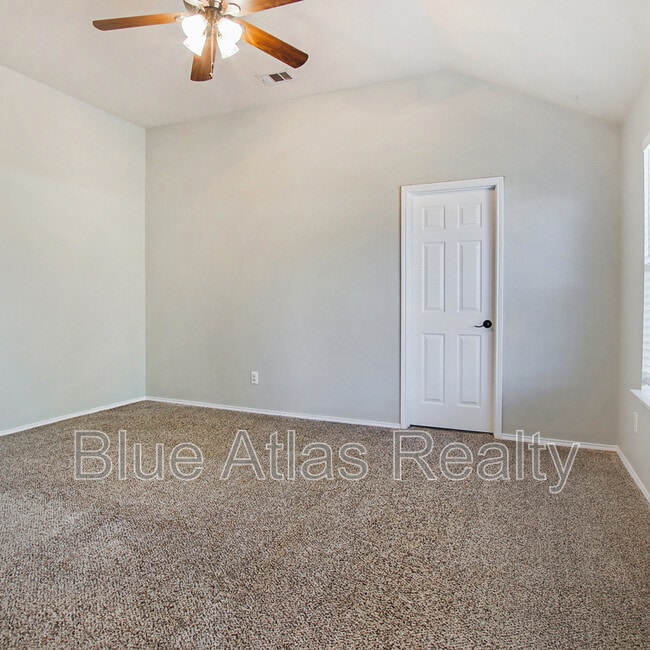 Building Photo - 542 Hickory Ln