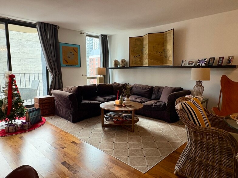 Primary Photo - 70 W Huron St