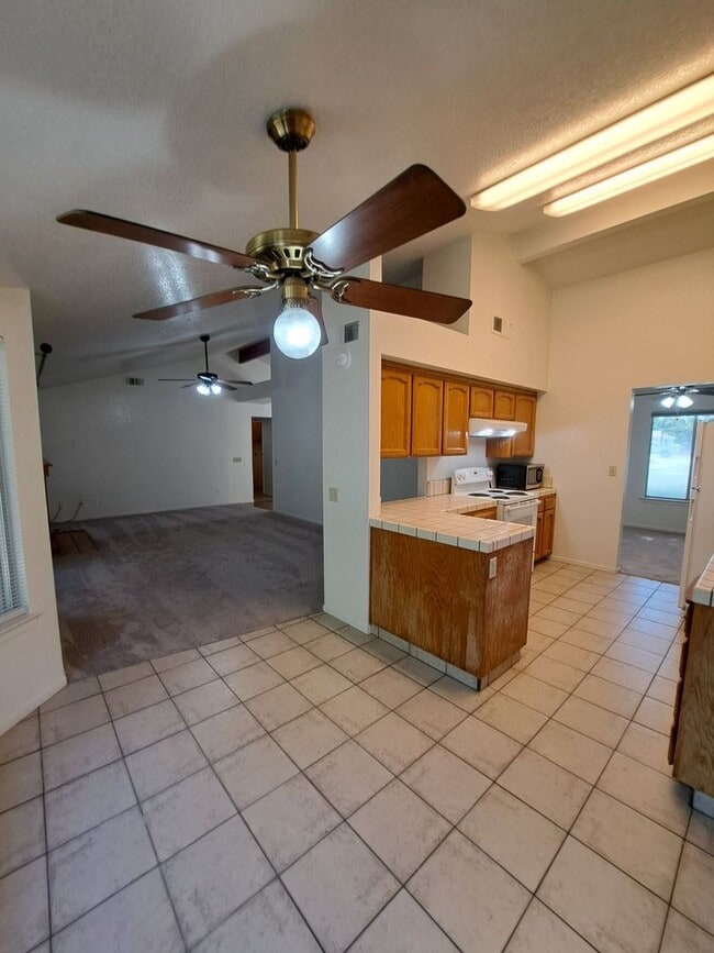 Building Photo - Single Level 3 Bedroom Home Ready to Move in!